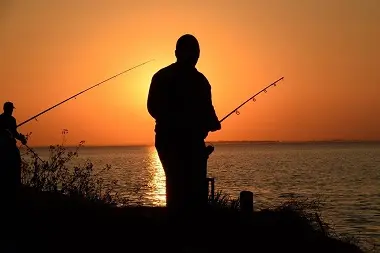Hombre pescando en la costa de Corrientes capital