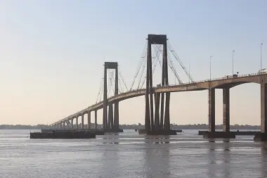 Puente rio Paraná entre Resistencia y Corrientes capital