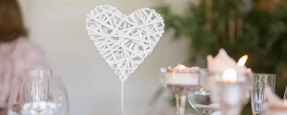 Centro de mesa con corazón de papel blanco