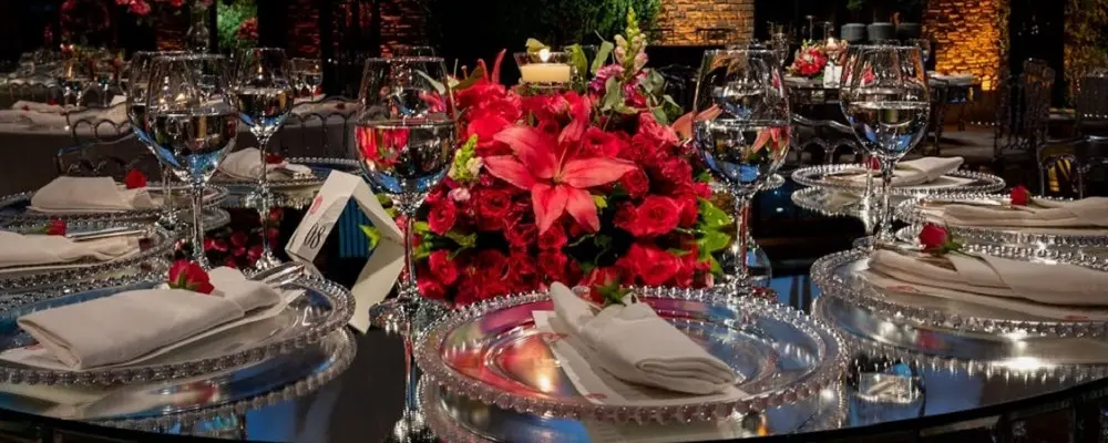 Centro de mesa con flores rojas