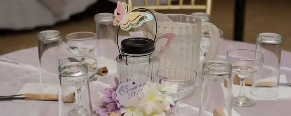 Centro de mesa con frascos y mariposas