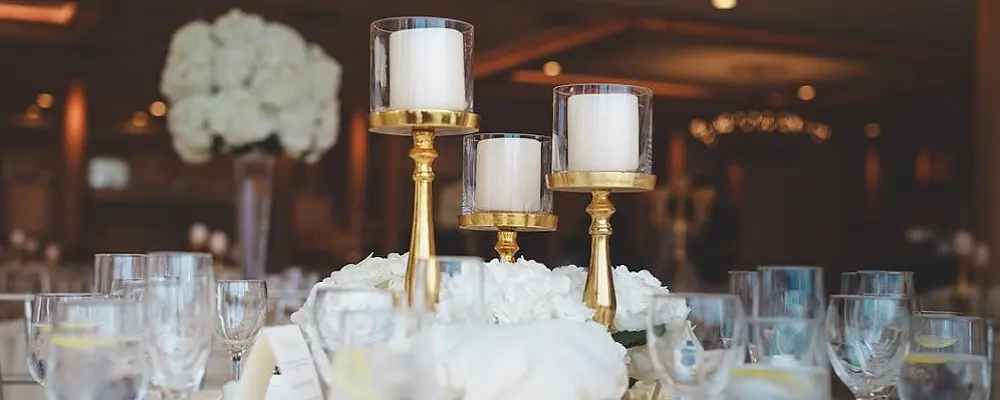 Centro de mesa con tres velas blancas