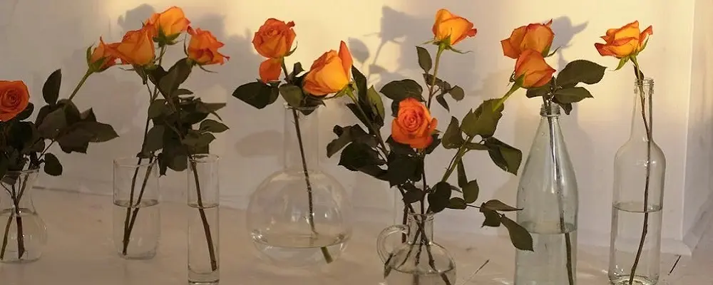 Centro de mesa con diferentes floreros